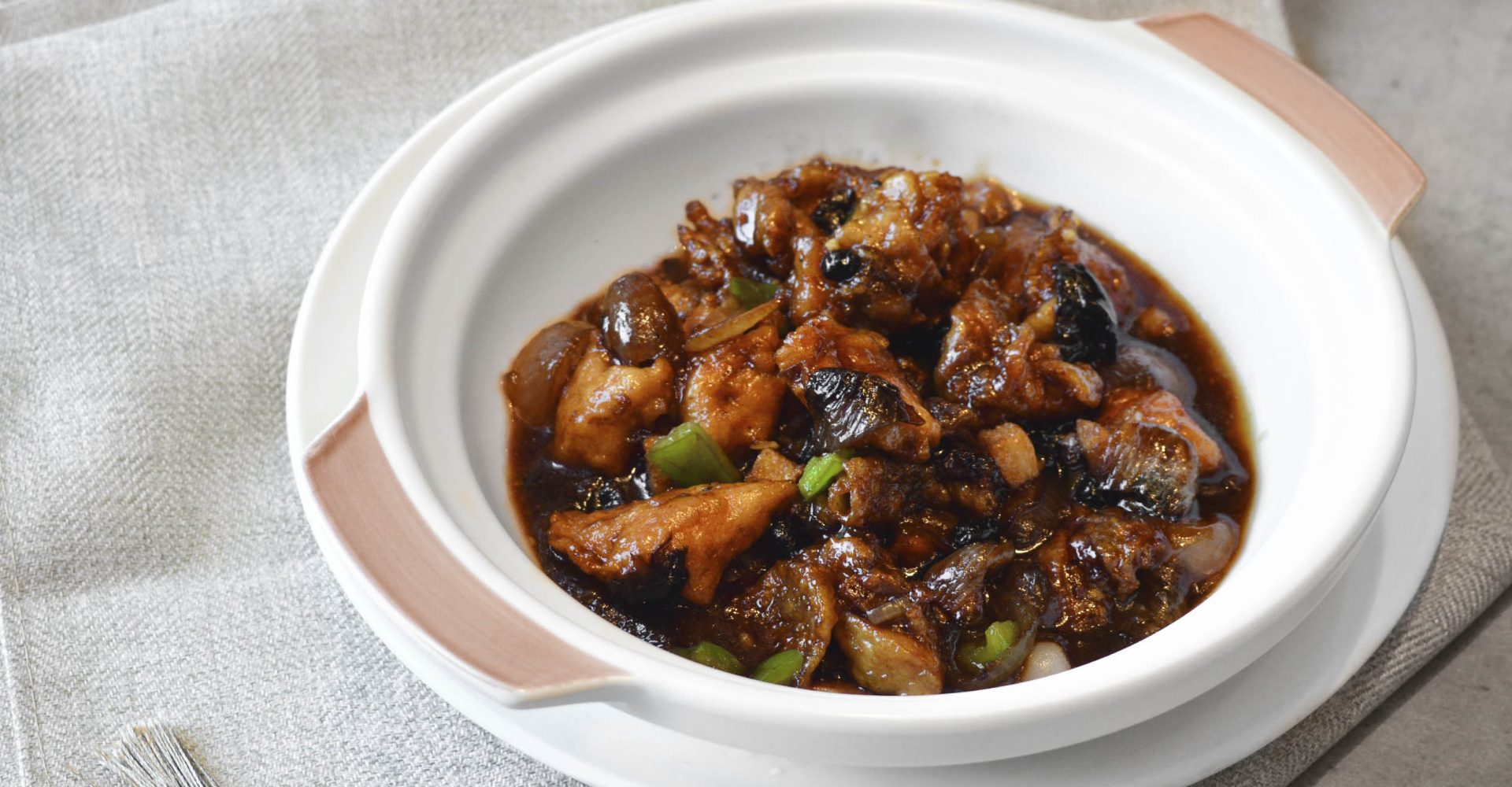 Xiu Poultry - Black bean chicken in clay pot