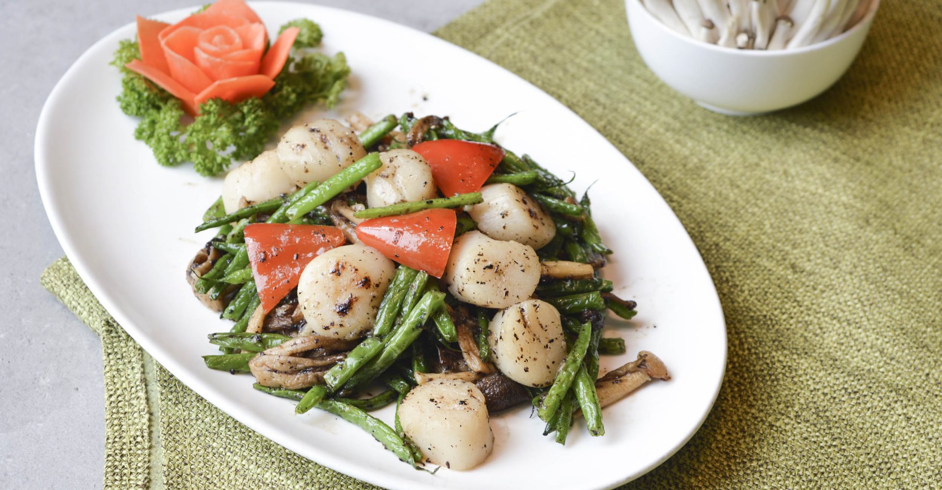 Wok-fried scallops with french beans in truffle