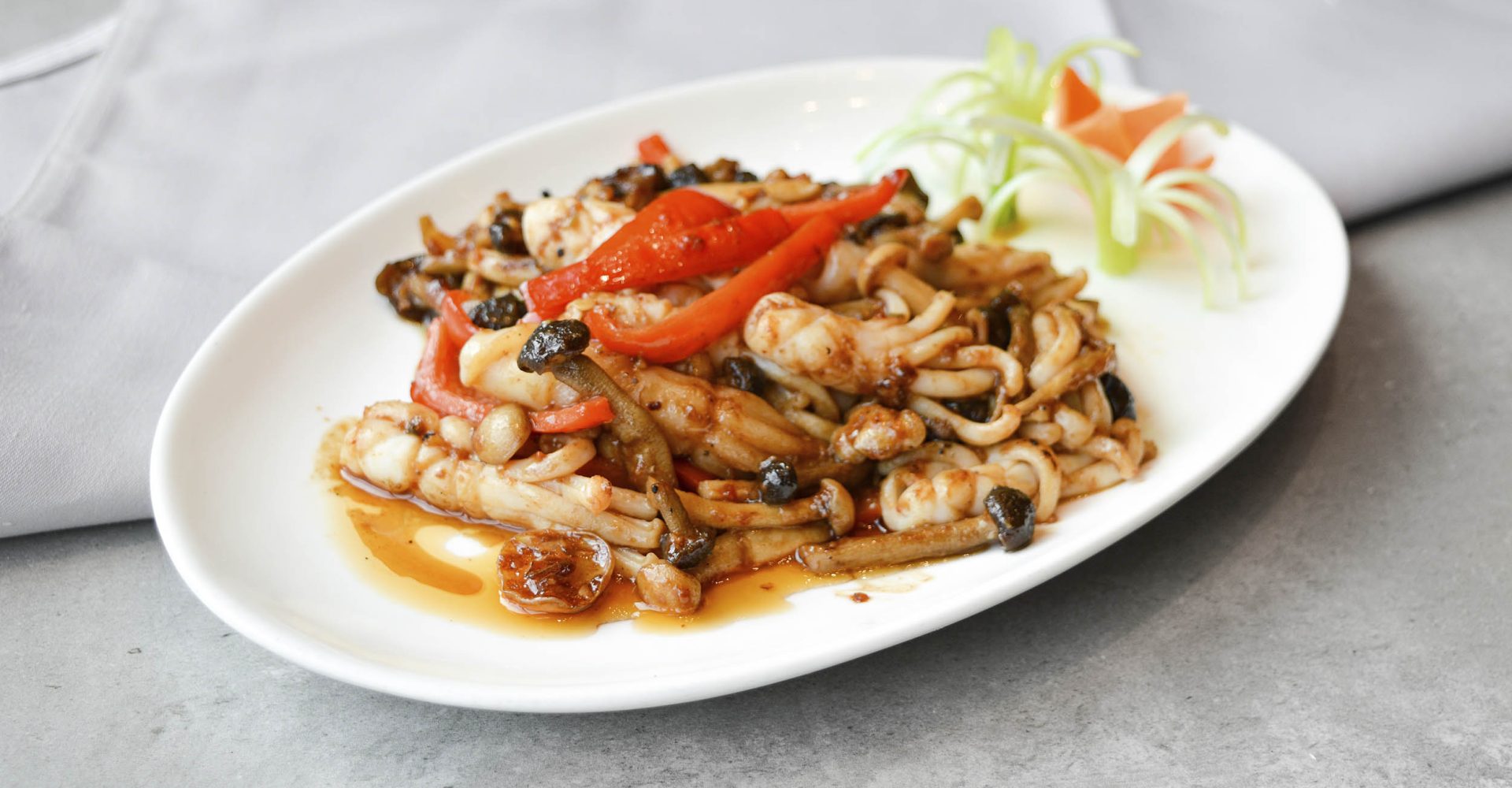 Wok-fried squid with mushroom in beef sauce